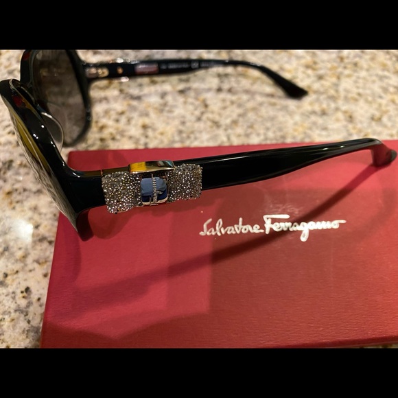 Salvatore Ferragamo sunglasses - Picture 2 of 5